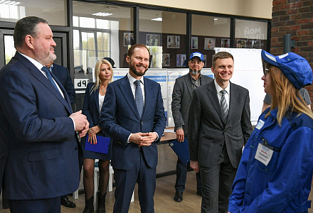 Врио Губернатора Виталий Королев и Министр труда и соцзащиты РФ Антон Котяков в ходе визита в Центр «Мой бизнес» Тверской области посетили «Фабрику процессов»